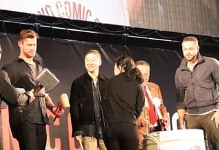 【東京コミコン2019】クリス・ヘムズワースがムジョルニアで鏡割り！“ウォリアーズ・スリー”が勢揃い