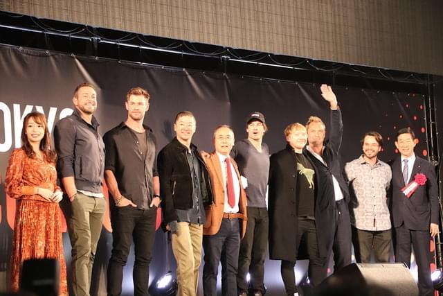 【東京コミコン2019】クリス・ヘムズワースがムジョルニアで鏡割り！“ウォリアーズ・スリー”が勢揃い