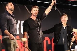 【東京コミコン2019】クリス・ヘムズワースがムジョルニアで鏡割り！“ウォリアーズ・スリー”が勢揃い