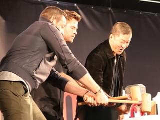 【東京コミコン2019】クリス・ヘムズワースがムジョルニアで鏡割り！“ウォリアーズ・スリー”が勢揃い