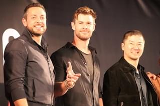 【東京コミコン2019】クリス・ヘムズワースがムジョルニアで鏡割り！“ウォリアーズ・スリー”が勢揃い