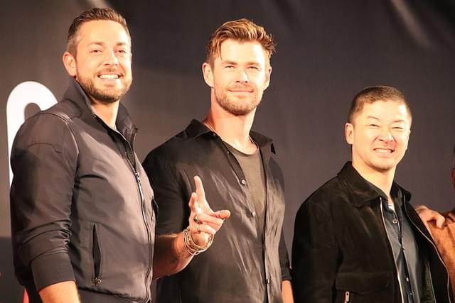 【東京コミコン2019】クリス・ヘムズワースがムジョルニアで鏡割り！“ウォリアーズ・スリー”が勢揃い