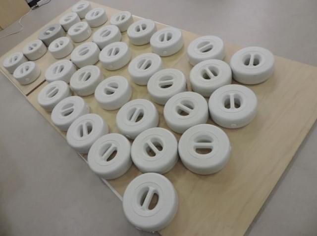 濾紙に挟んだ資料に重しを置いて 施されるフラットニング