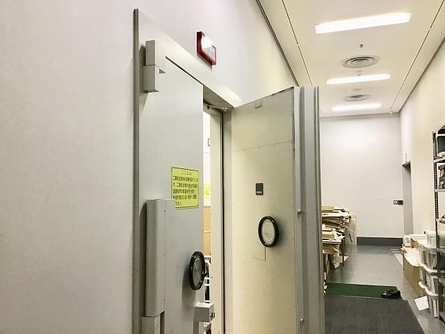 京橋本館の地下収蔵庫は、厚さが18センチ もある分厚い扉で守られている