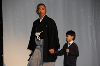 「スター・ウォーズ」の世界観に響く「成田屋！」の掛け声 市川海老蔵＆堀越勸玄くんが親子共演