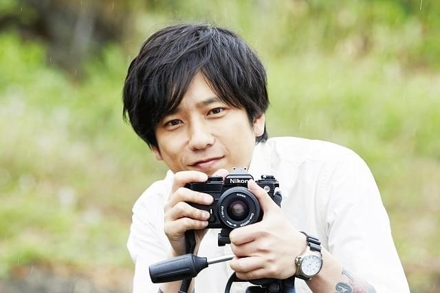 カメラ越し、二宮和也の笑顔が眩しすぎる！ 妻夫木聡共演「浅田家！」20年10月公開＆場面写真披露