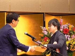 第64回「映画の日」中央大会開催、特別功労章を新海誠監督らが受章