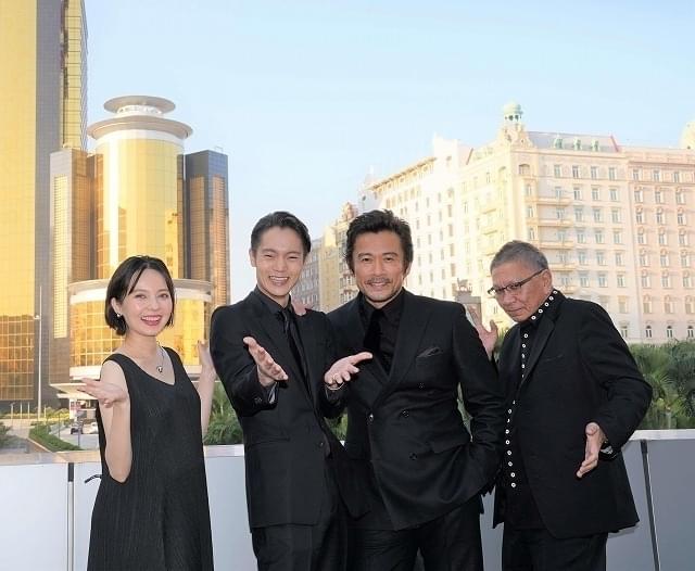 （左から）ベッキー、窪田正孝、内野聖陽、三池崇史監督