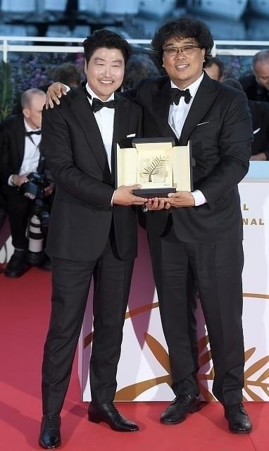 ソン・ガンホ(左)とポン・ジュノ監督