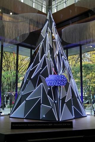 「スター・ウォーズ」が彩る丸の内クリスマス SW愛あふれるフォトスポット&カフェで40年の歴史に思いを馳せてみた