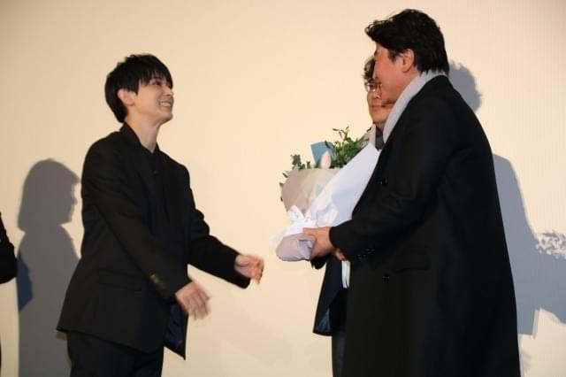 吉沢亮、ポン・ジュノ監督からイケメンぶりいじられ笑顔