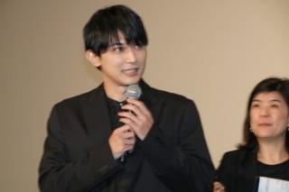 吉沢亮、ポン・ジュノ監督からイケメンぶりいじられ笑顔