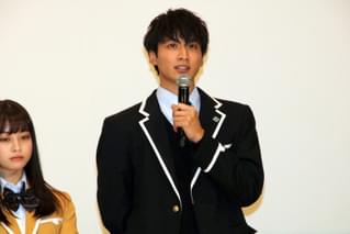 橋本環奈の座長ぶりを小関裕太が絶賛「初日から生徒全員の名前を覚えていた」