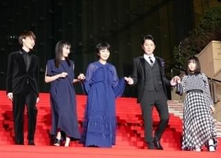 福山雅治「ラストレター」レッドカーペットに登場！六本木の予期せぬ寒さに苦笑い