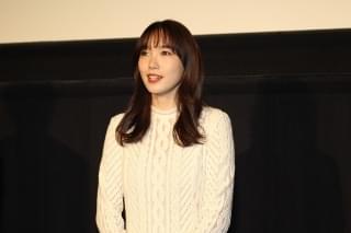 飯豊まりえ、撮影中のNGは「シライサン」のせい!? サプライズのバースデー祝いにもビクビク