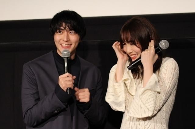 舞台挨拶中も「シライサン」の影に怯えるふたり