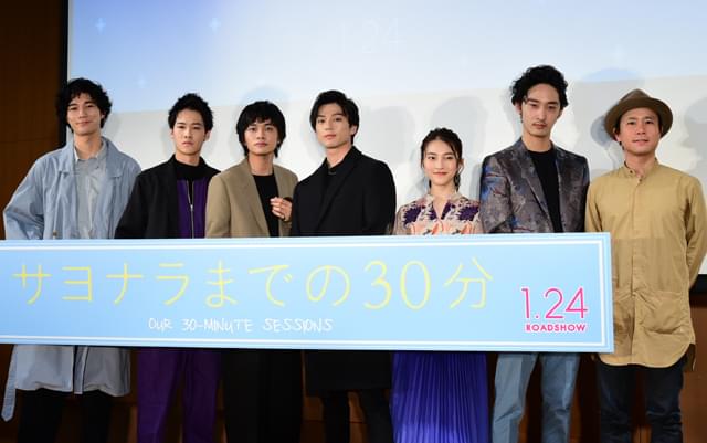 新田真剣佑、北村匠海ら青学にサプライズ登場で学生大興奮！