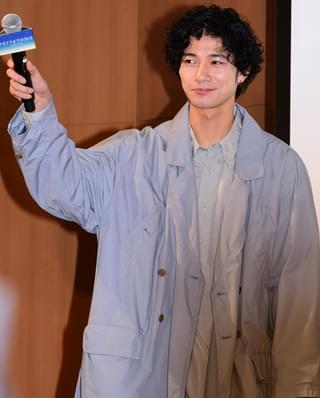 新田真剣佑、北村匠海ら青学にサプライズ登場で学生大興奮！