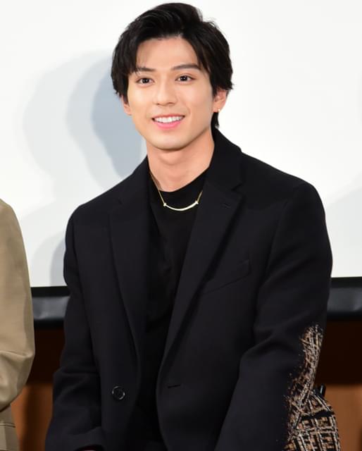 新田真剣佑、北村匠海ら青学にサプライズ登場で学生大興奮！