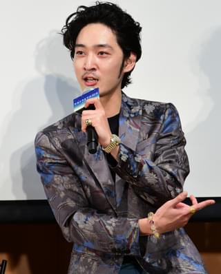 新田真剣佑、北村匠海ら青学にサプライズ登場で学生大興奮！