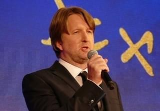 アカデミー賞監督のトム・フーパーが来日、「キャッツ」日本語吹き替え版を許可した理由は？