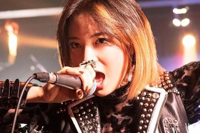 ピンク髪＆ハードなメタルファッションで、デスメタル女子を演じた広瀬すず