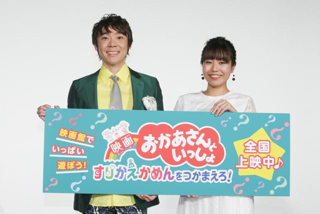 舞台挨拶に立った小林よしひさと上原りさ