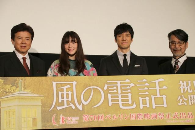 舞台挨拶に立ったモトーラ世理奈ら