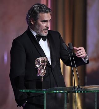 ブラピもホアキンも！ 英国アカデミー賞で人種差別批判＆自虐スピーチが続出