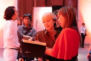 美しく輝く女性たち！ 眩しいパーティーシーンに期待が膨らむ 蜷川実花「FOLLOWERS」撮影現場に潜入