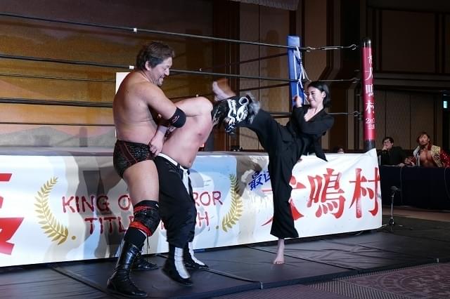 三吉彩花が華麗な蹴りをレスラーにお見舞い
