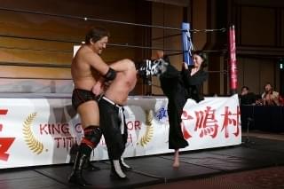 三吉彩花、レスラー相手に華麗な蹴り！主演作「犬鳴村」をリング上でアピール