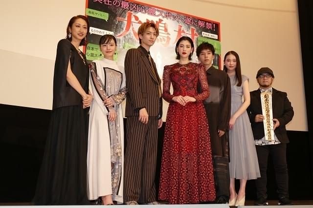 舞台挨拶に立った三吉彩花ら