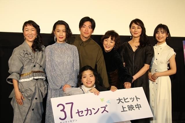「37セカンズ」母娘を演じた佳山明＆神野三鈴が初日迎え涙