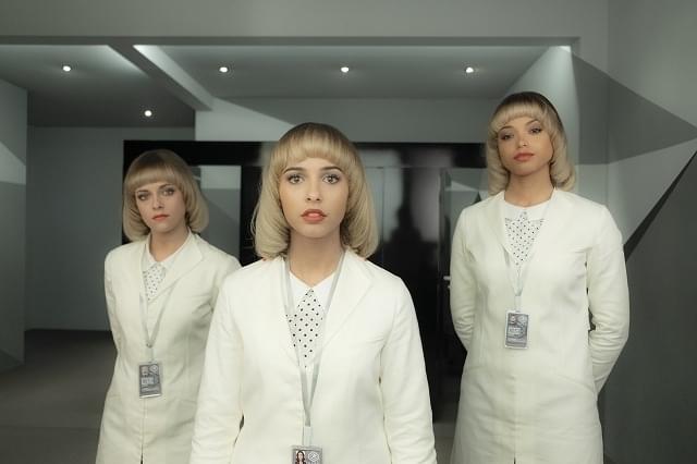 金髪マッシュ＆白ジャケで変装完了！「チャーリーズ・エンジェル」映像独占入手