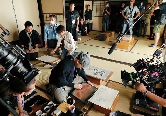 実際の彫師と摺師が出演（写っているのは摺師）