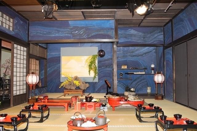 宴の場の壁は立体的でうねるようなテクスチャ