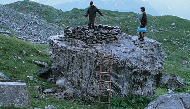 「山の焚火」の一場面