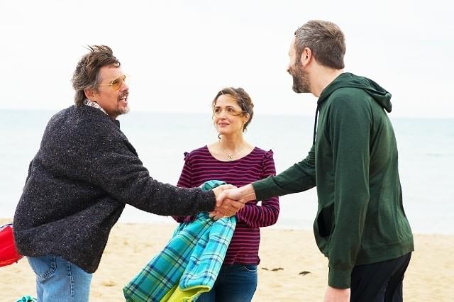 E・ホーク演じるロックスター×腐れ縁カップルの三角関係 ニック・ホーンビィ原作の恋愛映画、6月公開