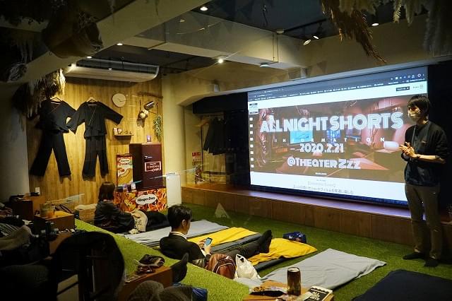 芝生が敷きつめられた空間でリラックス