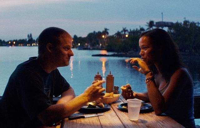 美しい水辺が印象的なシーン