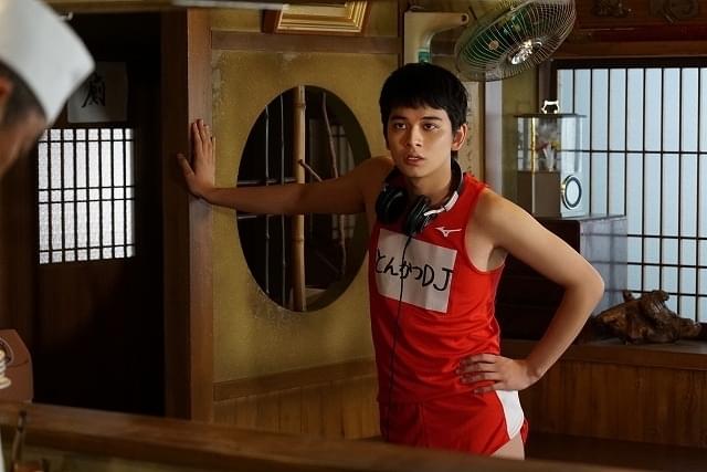 ジューシーなとんかつを揚げる音×フロアを熱狂の渦に巻き込むビートが見事に融合！