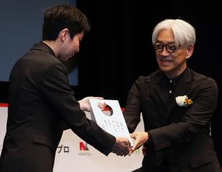 「第1回大島渚賞」の小田香監督を坂本龍一称賛「大島監督の思想に通底している」