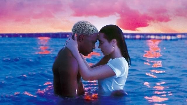 360度回転する圧巻のカメラワーク A24新作「WAVES」冒頭映像公開