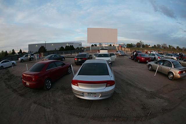 自家用車で映画を視聴するドライブインシアター