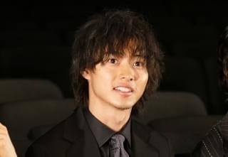 山崎賢人主演「劇場」、無観客の劇場で完成報告 ポン・ジュノ監督から祝福コメントも