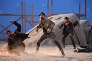 「バーフバリ」プラバース、車&トラックを“全部ぶっ壊した”!「サーホー」メイキング映像入手