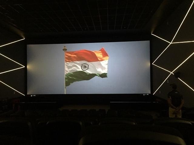 上映前に国旗掲揚映像が流れる