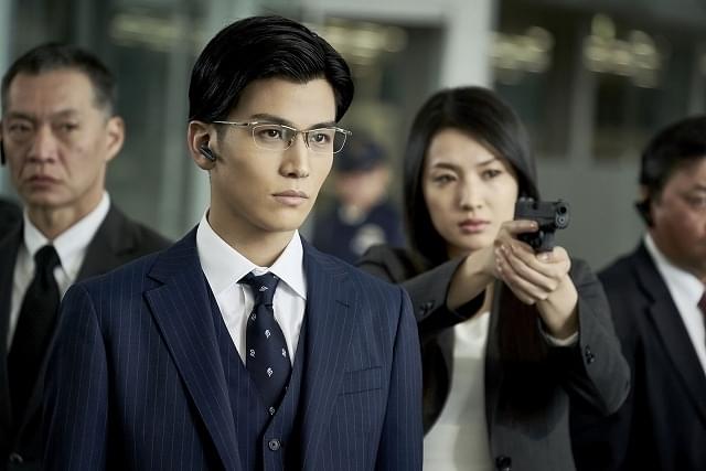 天才科学者を追いつめる警察庁の若きエースを演じた