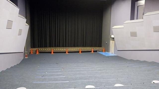 床面の張替えが終わった長瀬記念ホール OZU（2020年5月12日撮影）